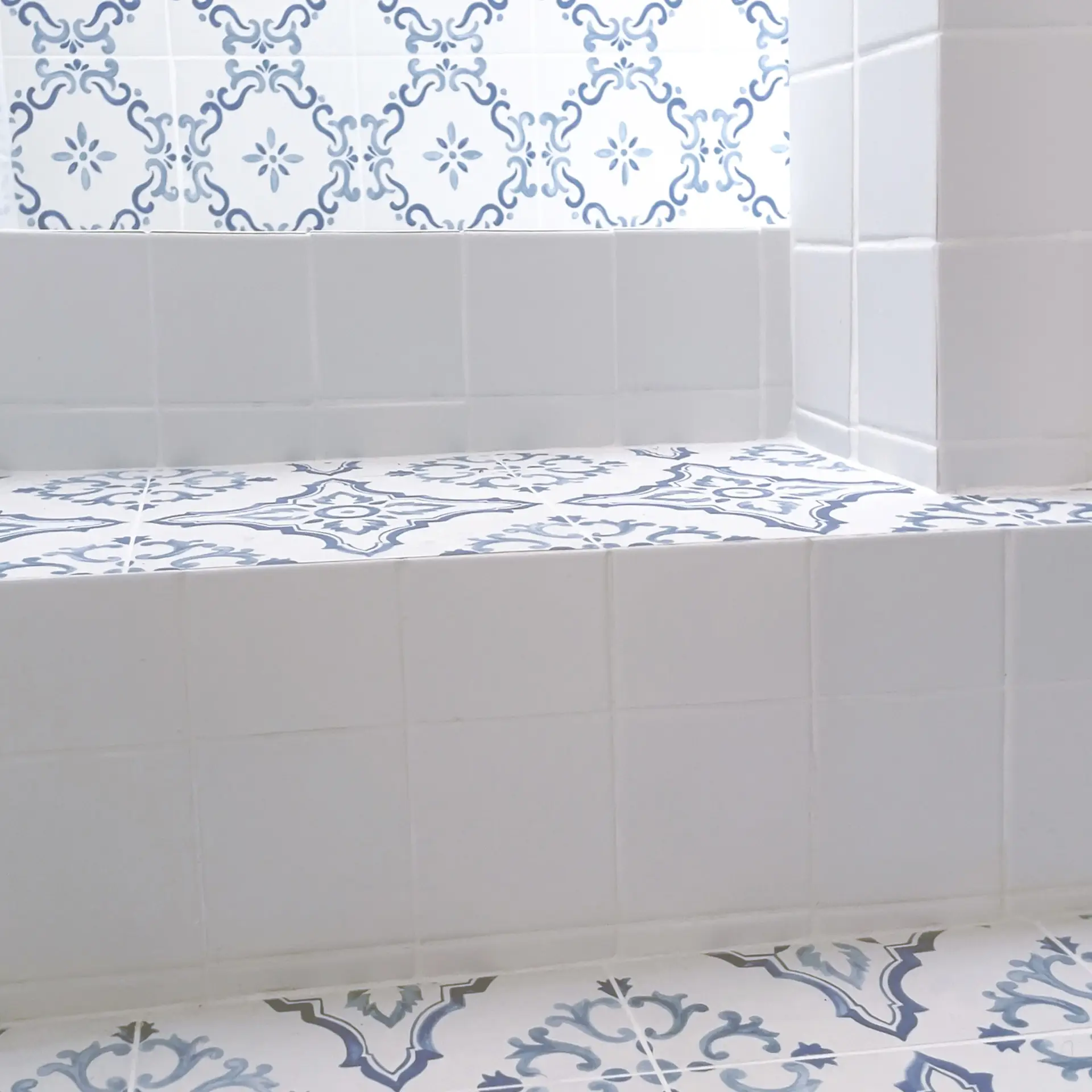 Salle de bain - transformation éclectique- Détail marches vers la douche ouverte